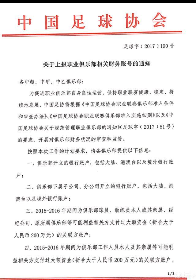 父亲宽大的身影仿佛将小进瘦小的身体包裹在其中，在投射到墙面的斑驳的暖色光影之中，时光仿佛与海报画面一样静止在这一刻